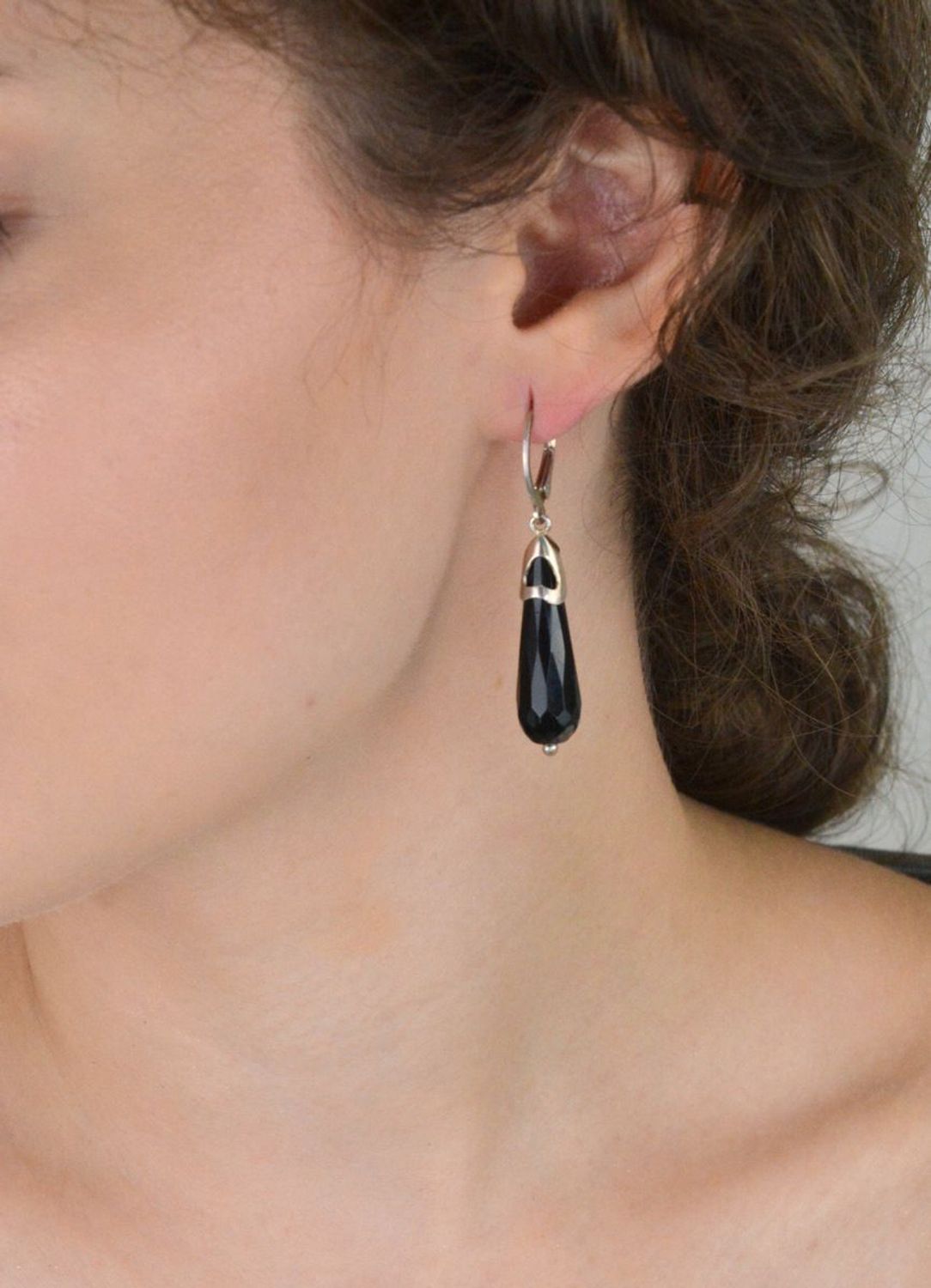 Kolczyki srebrne próby 925 z czarnym onykiem. Długie łezki – 5,2 cm, 8 mm szerokości, zapięcie bigiel angielski. Waga 8,88 g. Elegancja i charakter w jednym.1.jpg