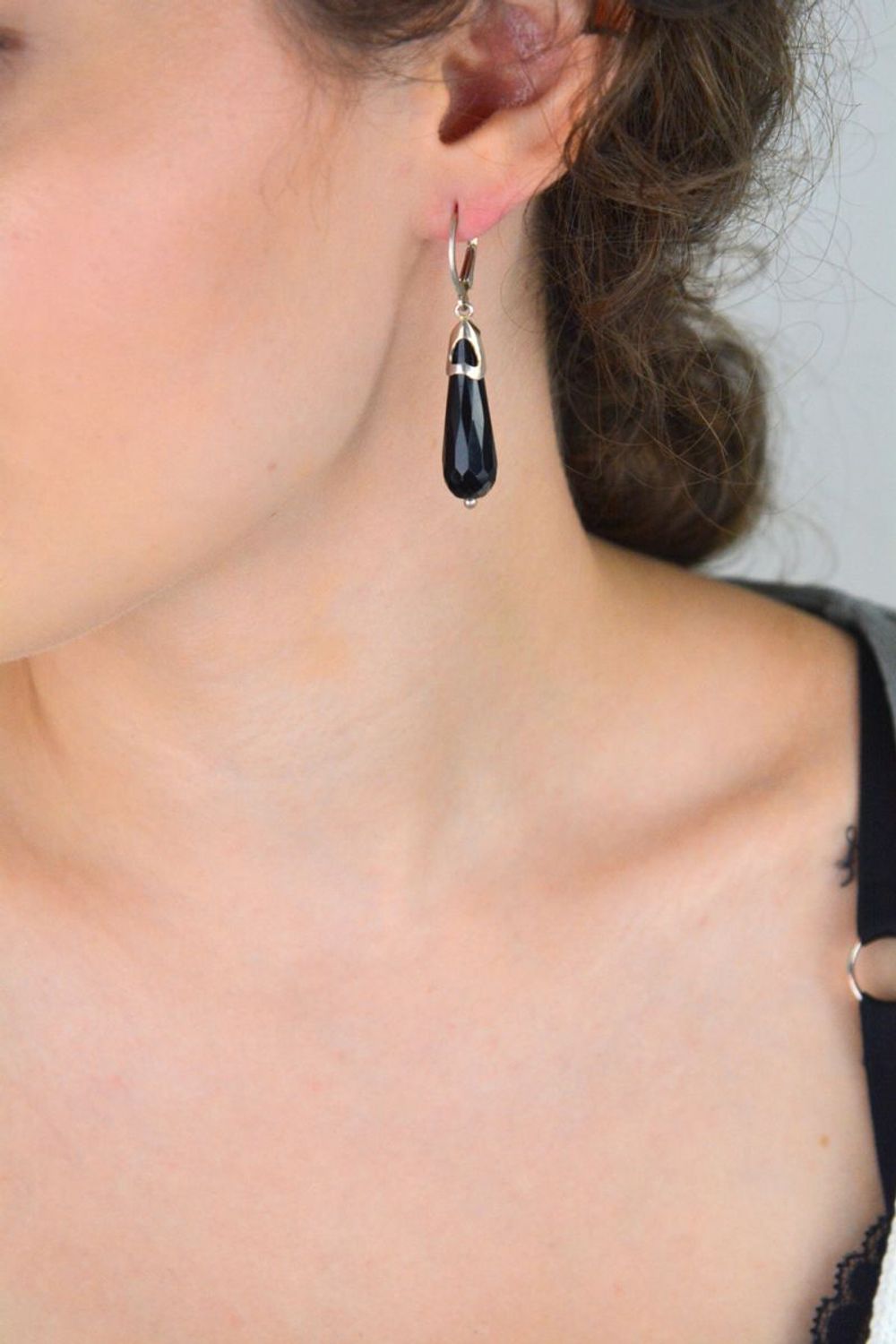 Kolczyki srebrne próby 925 z czarnym onykiem. Długie łezki – 5,2 cm, 8 mm szerokości, zapięcie bigiel angielski. Waga 8,88 g. Elegancja i charakter w jednym.1.jpg