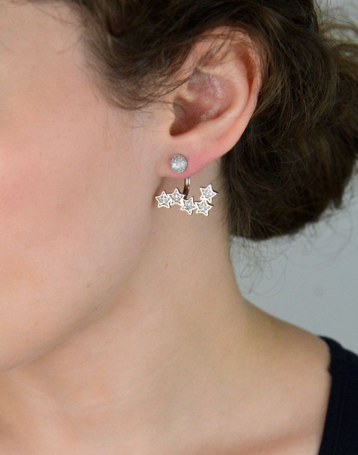 Eleganckie kolczyki damskie srebrne wykonane z srebra próby 925, zdobione pięcioma gwiazdkami z cyrkoniami. Długość 2,5 cm, szerokość 2,5 cm. Zapięcie na sztyft – subtelne i stylowe.1.jpg