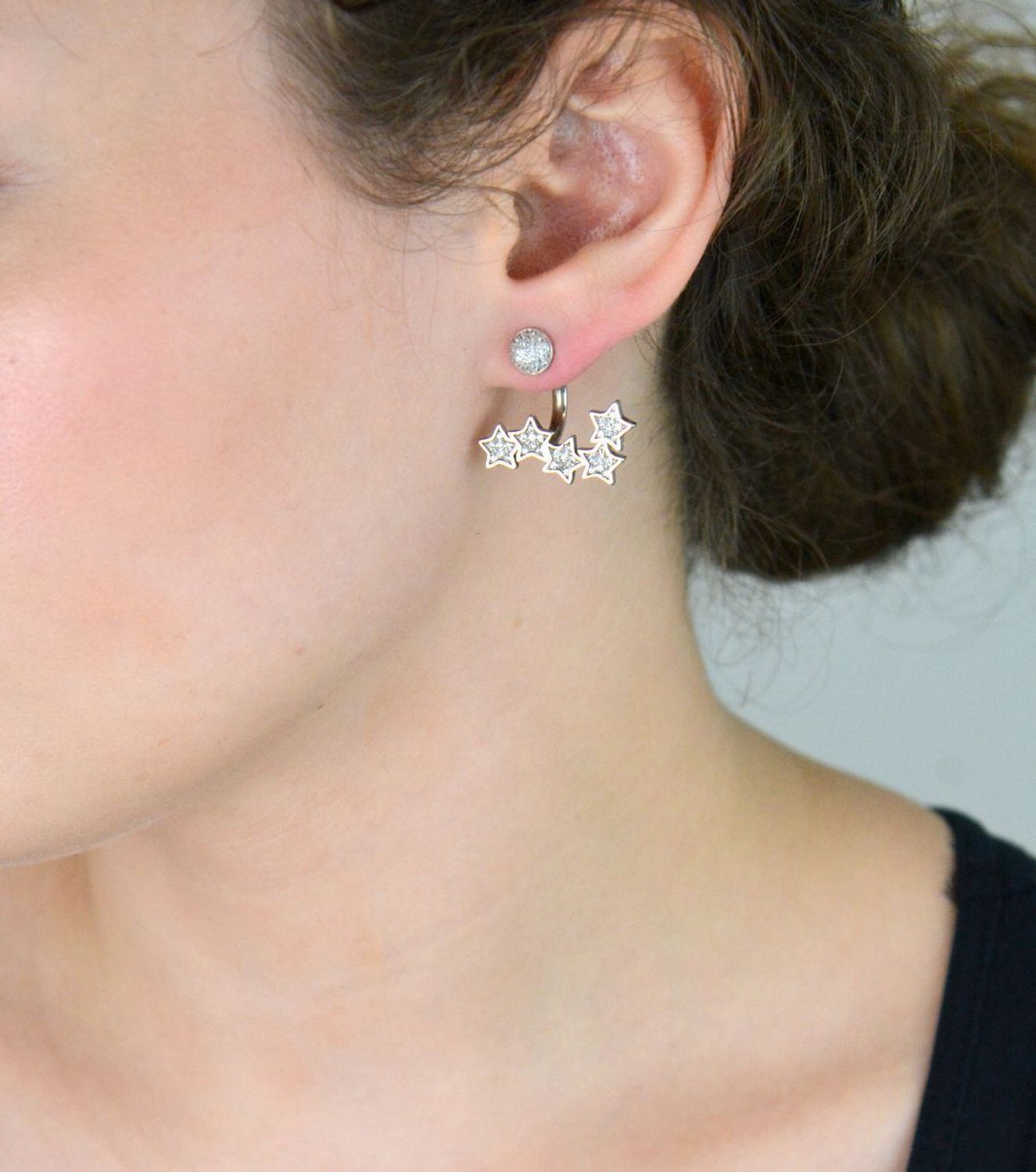 Eleganckie kolczyki damskie srebrne wykonane z srebra próby 925, zdobione pięcioma gwiazdkami z cyrkoniami. Długość 2,5 cm, szerokość 2,5 cm. Zapięcie na sztyft – subtelne i stylowe.1.jpg