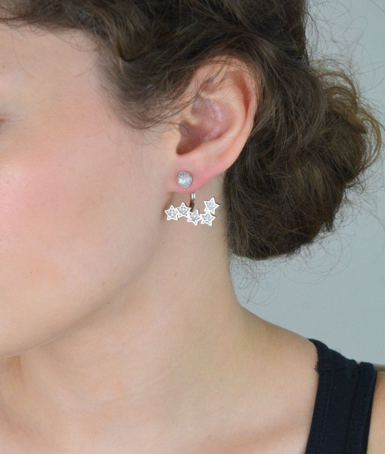 Eleganckie kolczyki damskie srebrne wykonane z srebra próby 925, zdobione pięcioma gwiazdkami z cyrkoniami. Długość 2,5 cm, szerokość 2,5 cm. Zapięcie na sztyft – subtelne i stylowe.1.jpg