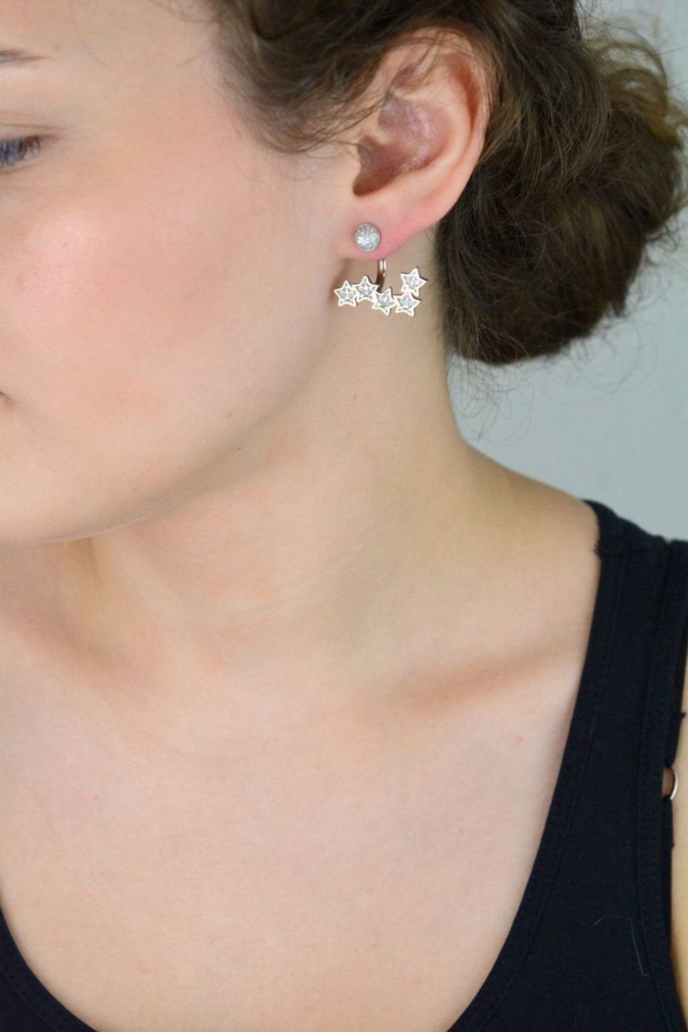 Eleganckie kolczyki damskie srebrne wykonane z srebra próby 925, zdobione pięcioma gwiazdkami z cyrkoniami. Długość 2,5 cm, szerokość 2,5 cm. Zapięcie na sztyft – subtelne i stylowe.1.jpg