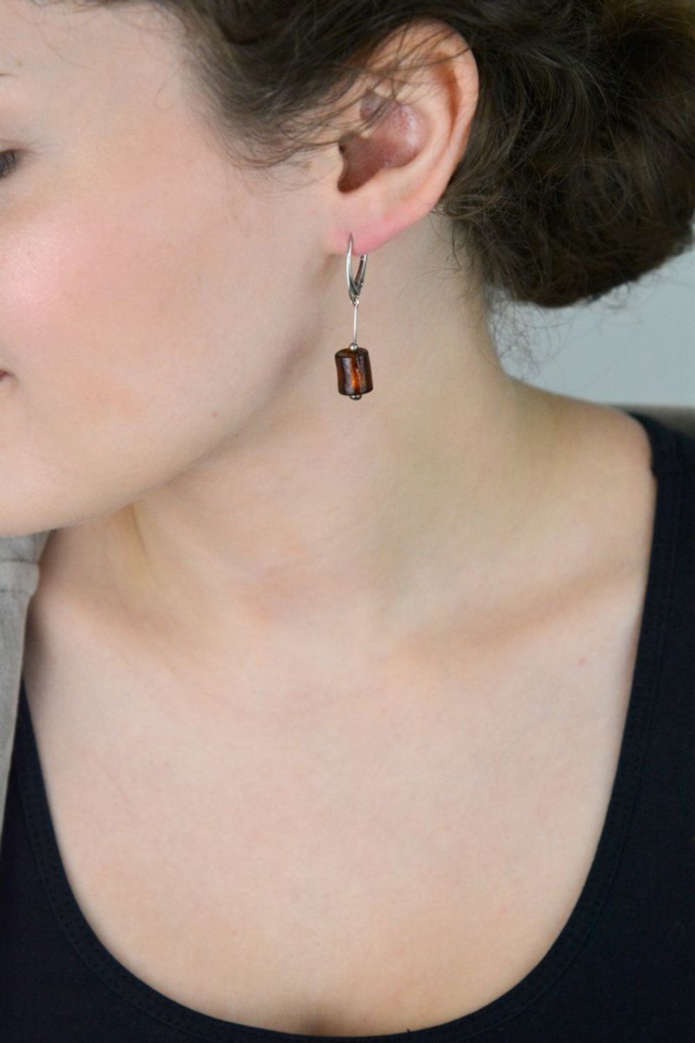 Eleganckie kolczyki damskie srebrne wykonane z srebra próby 925, ozdobione brązowym szkłem weneckim. Długość 4,0 cm, szerokość 8 mm. Zapięcie bigiel angielski – subtelne i stylowe.1.jpg