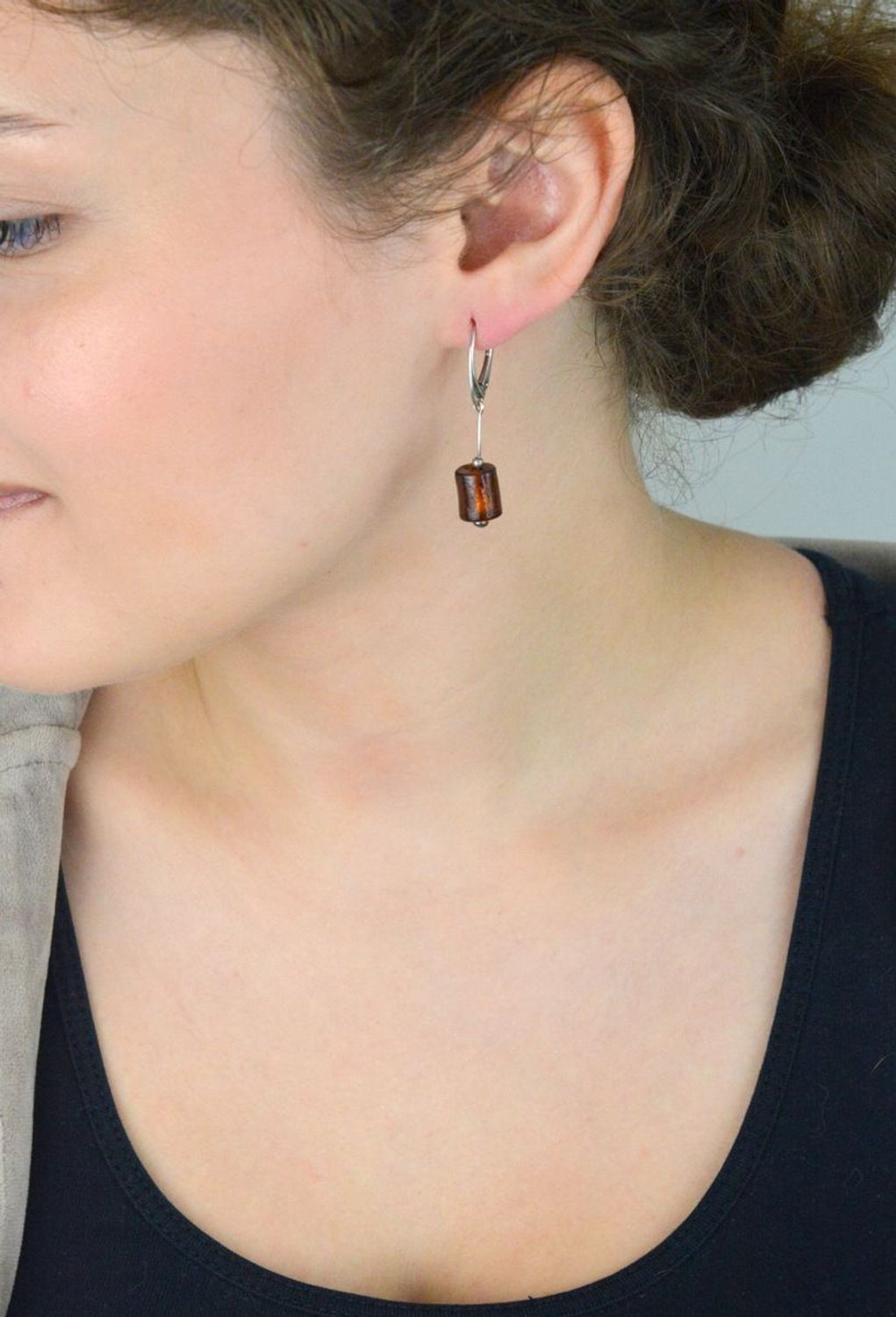 Eleganckie kolczyki damskie srebrne wykonane z srebra próby 925, ozdobione brązowym szkłem weneckim. Długość 4,0 cm, szerokość 8 mm. Zapięcie bigiel angielski – subtelne i stylowe.1.jpg