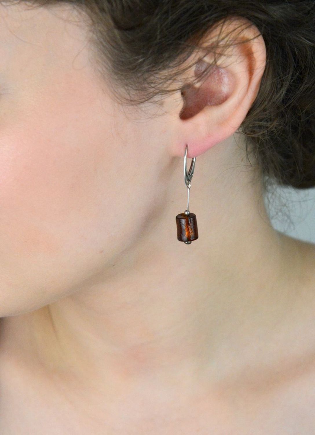 Eleganckie kolczyki damskie srebrne wykonane z srebra próby 925, ozdobione brązowym szkłem weneckim. Długość 4,0 cm, szerokość 8 mm. Zapięcie bigiel angielski – subtelne i stylowe.1.jpg