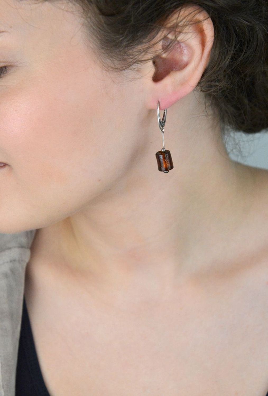 Eleganckie kolczyki damskie srebrne wykonane z srebra próby 925, ozdobione brązowym szkłem weneckim. Długość 4,0 cm, szerokość 8 mm. Zapięcie bigiel angielski – subtelne i stylowe.1.jpg