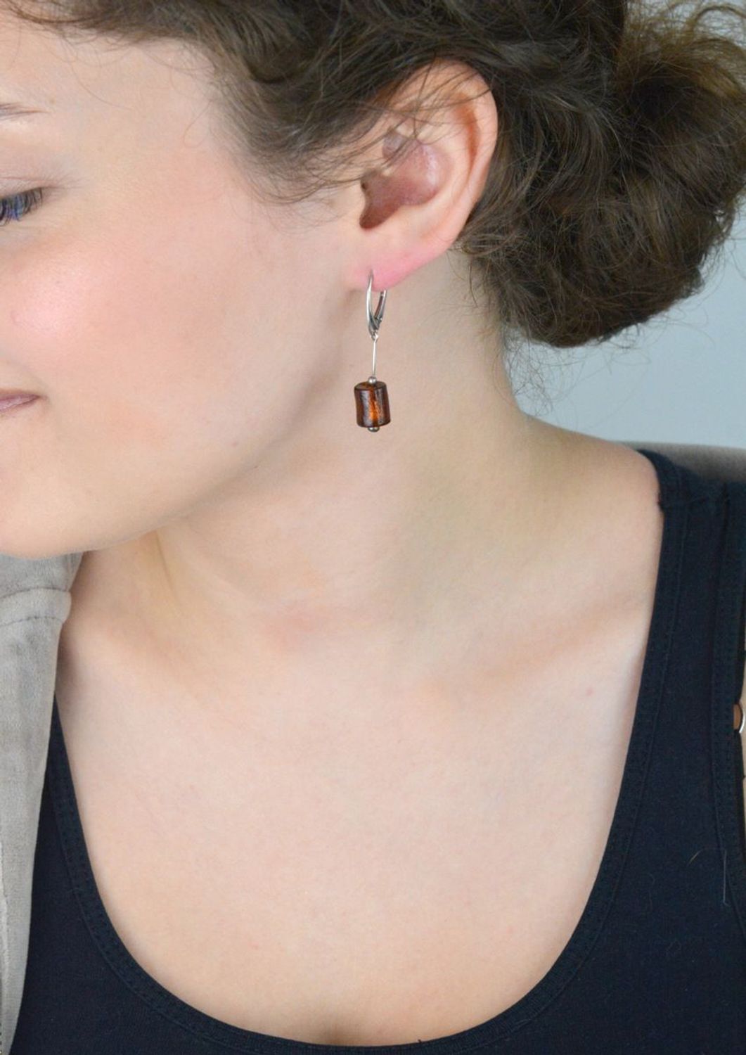 Eleganckie kolczyki damskie srebrne wykonane z srebra próby 925, ozdobione brązowym szkłem weneckim. Długość 4,0 cm, szerokość 8 mm. Zapięcie bigiel angielski – subtelne i stylowe.1.jpg