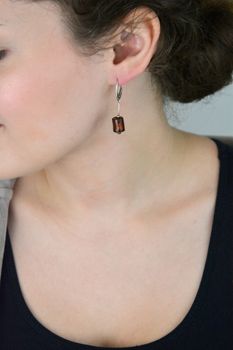 Eleganckie kolczyki damskie srebrne wykonane z srebra próby 925, ozdobione brązowym szkłem weneckim. Długość 4,0 cm, szerokość 8 mm. Zapięcie bigiel angielski – subtelne i stylowe (1).JPG