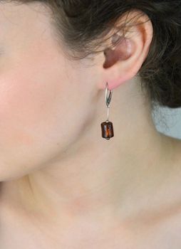 Eleganckie kolczyki damskie srebrne wykonane z srebra próby 925, ozdobione brązowym szkłem weneckim. Długość 4,0 cm, szerokość 8 mm. Zapięcie bigiel angielski – subtelne i stylowe (3).JPG