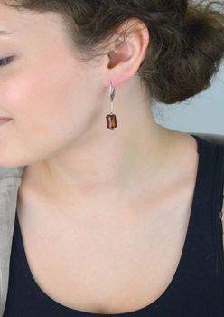 Eleganckie kolczyki damskie srebrne wykonane z srebra próby 925, ozdobione brązowym szkłem weneckim. Długość 4,0 cm, szerokość 8 mm. Zapięcie bigiel angielski – subtelne i stylowe (5).JPG
