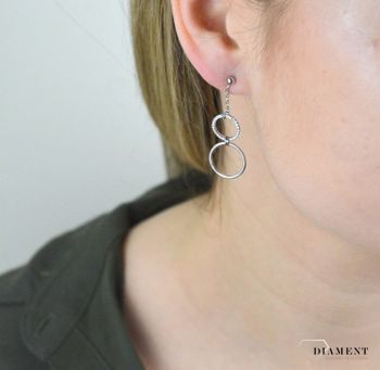 Srebrne kolczyki wiszące w kształcie kółeczek ozdobione cyrkonią . Delikatne kolczyki wykonane z najwyższej jakości srebrna próby 925 wyglądają bardzo elegancko. Kolczyki w minimalistycznym stylu, wpisujące się w obecn (1).JPG