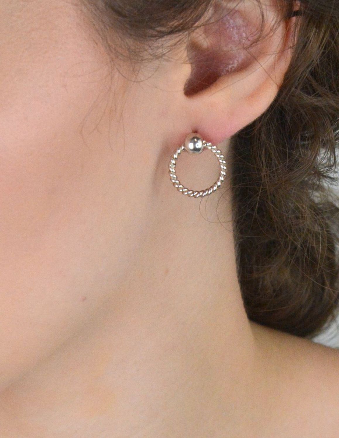 Kolczyki damskie ze srebra 925, plecione otwarte kółeczka. Długość 1,6 cm, szerokość 1,5 cm, waga 3,60 g, zapięcie na sztyft. Elegancki i nowoczesny akcent do stylizacji.1.jpg