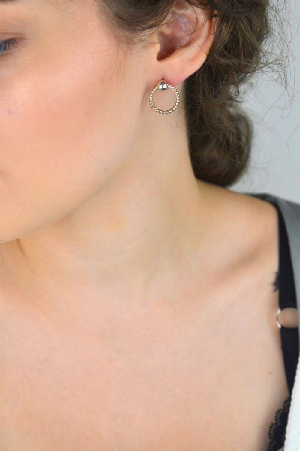 Kolczyki damskie ze srebra 925, plecione otwarte kółeczka. Długość 1,6 cm, szerokość 1,5 cm, waga 3,60 g, zapięcie na sztyft. Elegancki i nowoczesny akcent do stylizacji.1.jpg