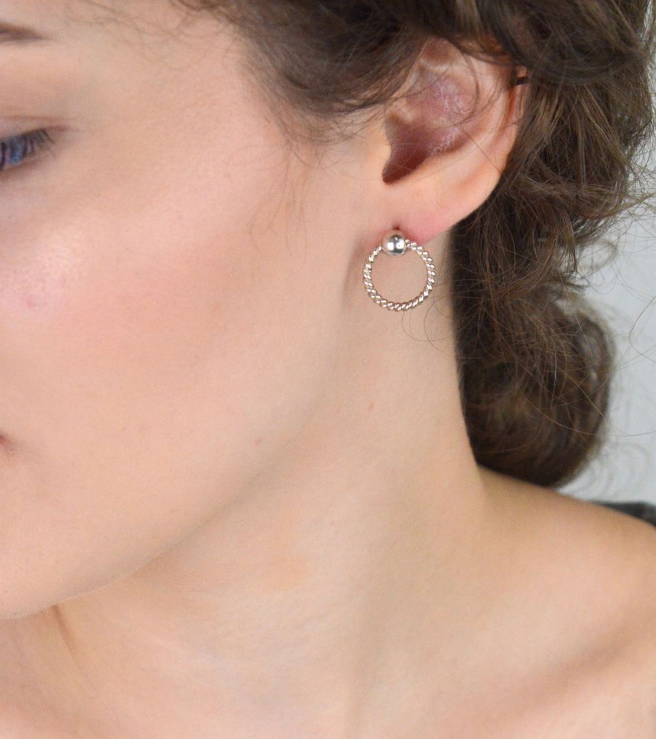 Kolczyki damskie ze srebra 925, plecione otwarte kółeczka. Długość 1,6 cm, szerokość 1,5 cm, waga 3,60 g, zapięcie na sztyft. Elegancki i nowoczesny akcent do stylizacji.1.jpg