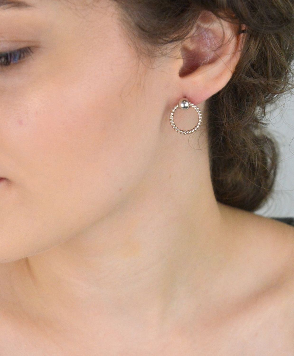 Kolczyki damskie ze srebra 925, plecione otwarte kółeczka. Długość 1,6 cm, szerokość 1,5 cm, waga 3,60 g, zapięcie na sztyft. Elegancki i nowoczesny akcent do stylizacji.1.jpg