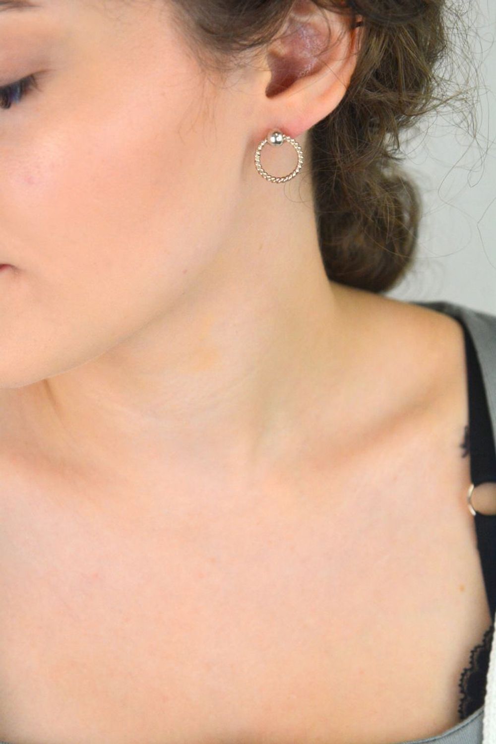 Kolczyki damskie ze srebra 925, plecione otwarte kółeczka. Długość 1,6 cm, szerokość 1,5 cm, waga 3,60 g, zapięcie na sztyft. Elegancki i nowoczesny akcent do stylizacji.1.jpg