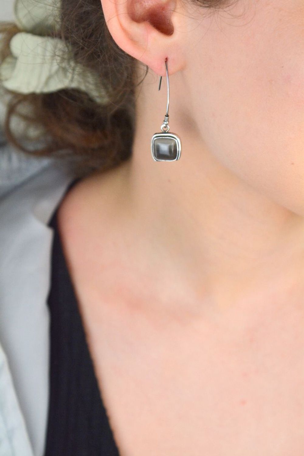 Długie kolczyki srebrne z naturalnym krzemieniem pasiastym – unikatowy kamień w eleganckiej oprawie. Srebro próby 925, długość 4,2 cm, piękno inspirowane naturą.1.jpg