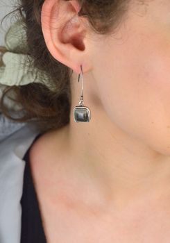 Długie kolczyki srebrne z naturalnym krzemieniem pasiastym – unikatowy kamień w eleganckiej oprawie. Srebro próby 925, długość 4,2 cm, piękno inspirowane naturą (2).JPG
