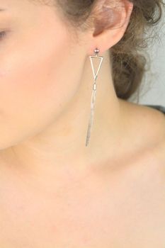 Nowoczesne kolczyki srebrne 925 z trójkątami i łańcuszkami. Długość 8 cm, waga 5,05 g, zapięcie sztyft. Styl geometryczny i elegancja w jednym (1).JPG