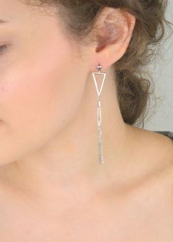 Nowoczesne kolczyki srebrne 925 z trójkątami i łańcuszkami. Długość 8 cm, waga 5,05 g, zapięcie sztyft. Styl geometryczny i elegancja w jednym (2).JPG