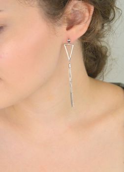 Nowoczesne kolczyki srebrne 925 z trójkątami i łańcuszkami. Długość 8 cm, waga 5,05 g, zapięcie sztyft. Styl geometryczny i elegancja w jednym (3).JPG