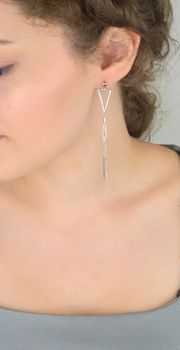 Nowoczesne kolczyki srebrne 925 z trójkątami i łańcuszkami. Długość 8 cm, waga 5,05 g, zapięcie sztyft. Styl geometryczny i elegancja w jednym (4).JPG