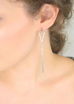 Nowoczesne kolczyki srebrne 925 z trójkątami i łańcuszkami. Długość 8 cm, waga 5,05 g, zapięcie sztyft. Styl geometryczny i elegancja w jednym (5).JPG