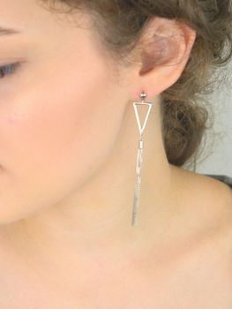 Nowoczesne kolczyki srebrne 925 z trójkątami i łańcuszkami. Długość 8 cm, waga 5,05 g, zapięcie sztyft. Styl geometryczny i elegancja w jednym (6).JPG