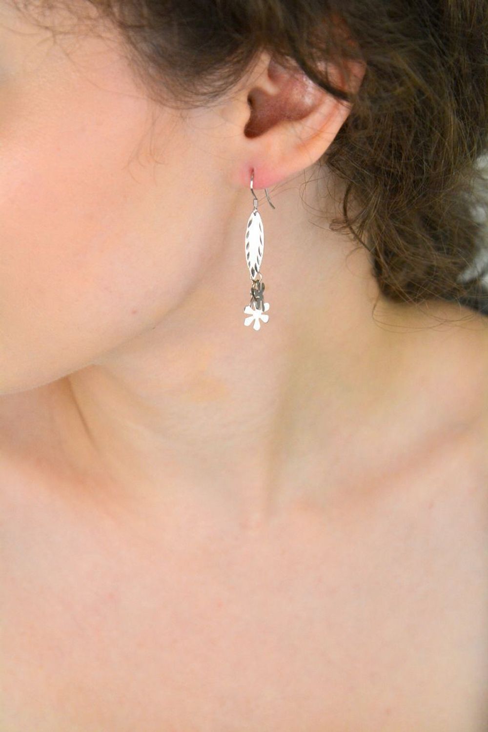 Długie kolczyki srebrne 925 DIA-KLC-8284-925 z trzema ruchomymi kwiatkami. Bigiel otwarty, 4,5 cm długości, 2,20 g. Lekkość i romantyczny styl.1.jpg