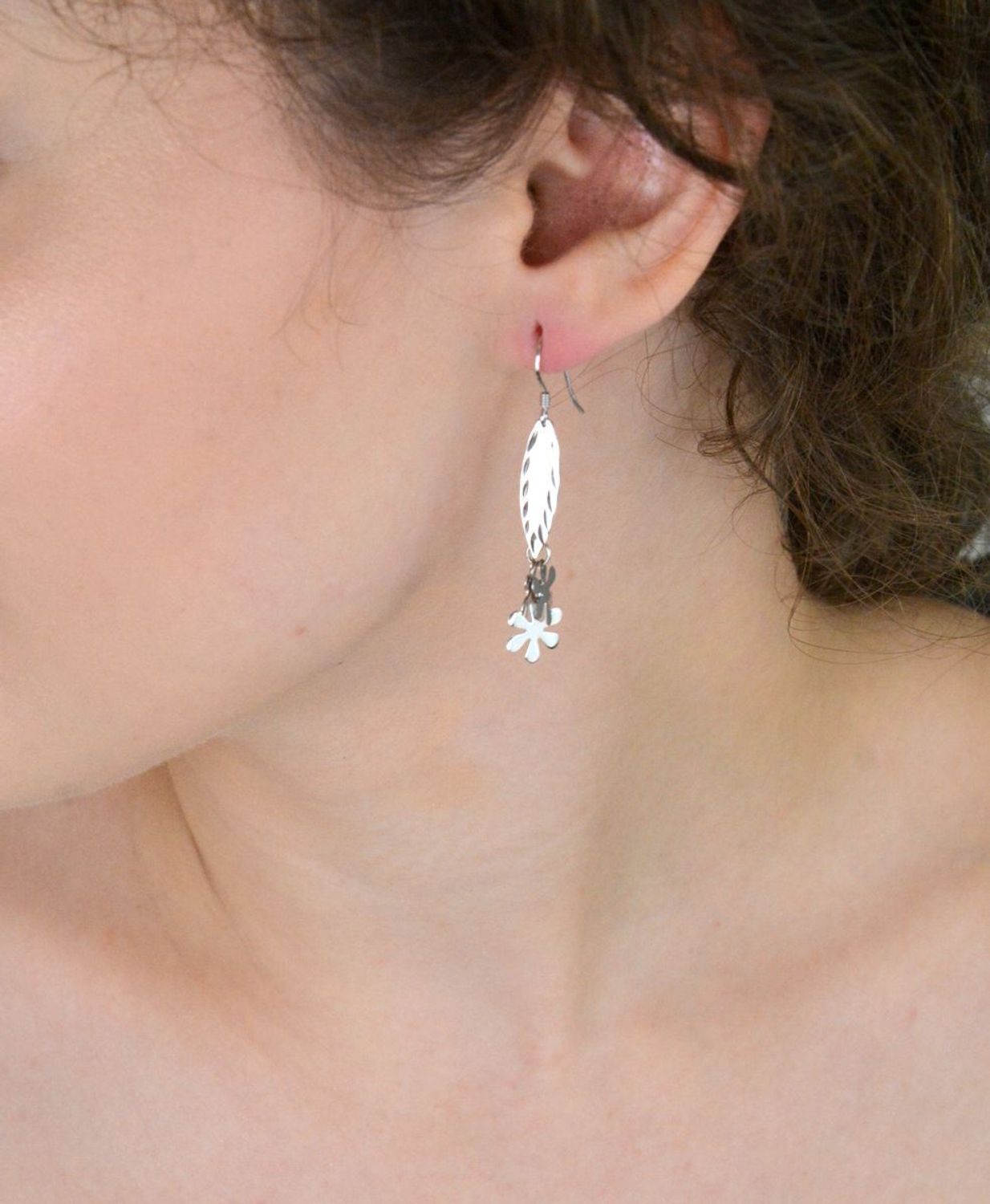 Długie kolczyki srebrne 925 DIA-KLC-8284-925 z trzema ruchomymi kwiatkami. Bigiel otwarty, 4,5 cm długości, 2,20 g. Lekkość i romantyczny styl.1.jpg