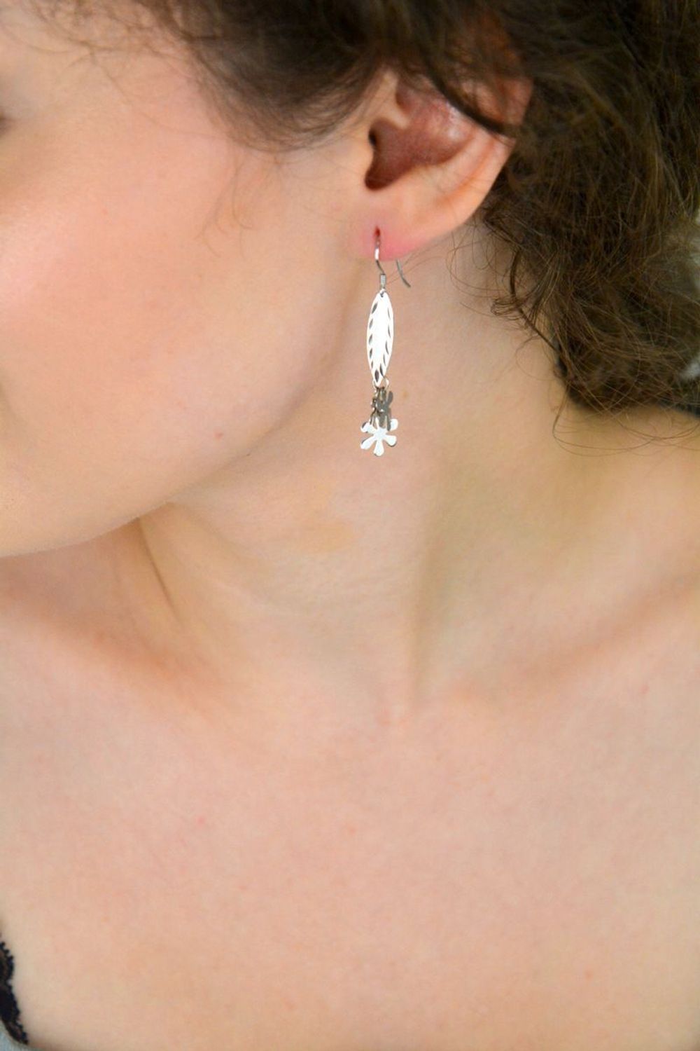 Długie kolczyki srebrne 925 DIA-KLC-8284-925 z trzema ruchomymi kwiatkami. Bigiel otwarty, 4,5 cm długości, 2,20 g. Lekkość i romantyczny styl.1.jpg