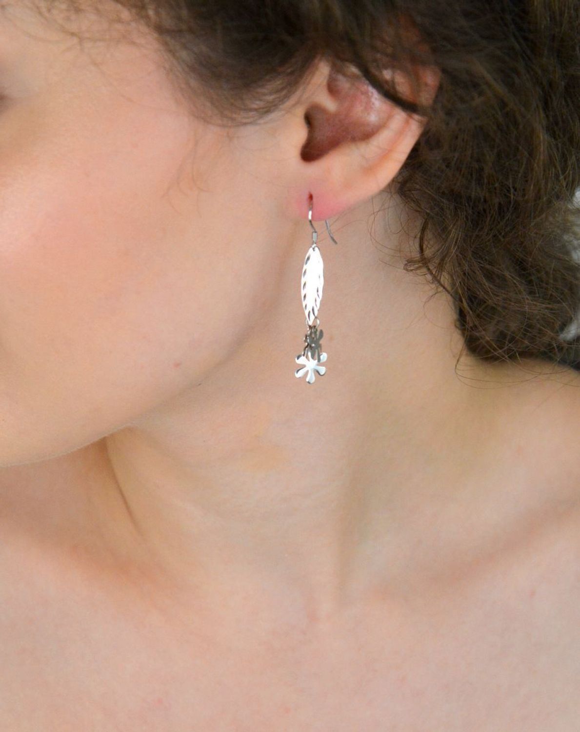 Długie kolczyki srebrne 925 DIA-KLC-8284-925 z trzema ruchomymi kwiatkami. Bigiel otwarty, 4,5 cm długości, 2,20 g. Lekkość i romantyczny styl.1.jpg