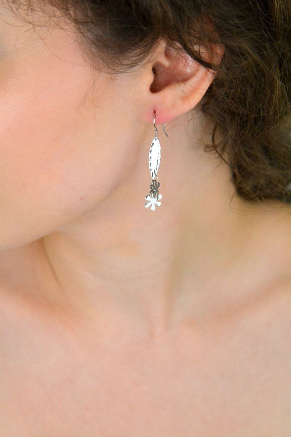 Długie kolczyki srebrne 925 DIA-KLC-8284-925 z trzema ruchomymi kwiatkami. Bigiel otwarty, 4,5 cm długości, 2,20 g. Lekkość i romantyczny styl.1.jpg