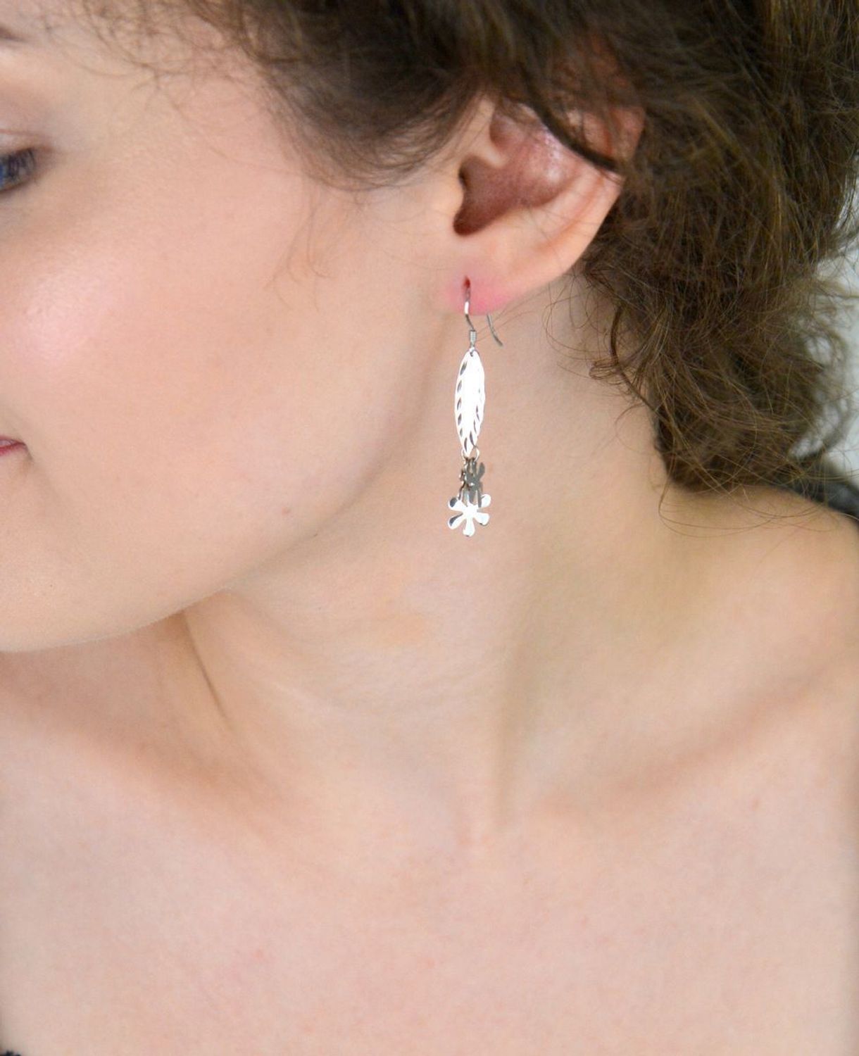 Długie kolczyki srebrne 925 DIA-KLC-8284-925 z trzema ruchomymi kwiatkami. Bigiel otwarty, 4,5 cm długości, 2,20 g. Lekkość i romantyczny styl.1.jpg