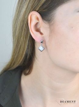 Srebrne kolczyki wiszące ozdobione kamieniem szaro białym kocim oczkiem. Delikatne kolczyki wykonane z najwyższej jakości srebrna próby 925 wyglądają bardzo elegancko. Kolczyki w minimalistycznym styl (1).JPG