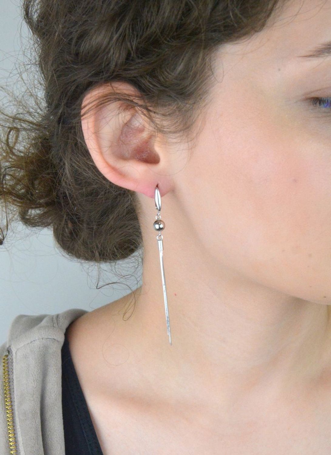 Efektowne kolczyki damskie wiszące wykonane ze srebra próby 925, model DIA-KLC-8291-925. Delikatne niteczki o długości 7,5 cm, z wygodnym zapięciem angielskim. Waga 4,40 g.1.jpg