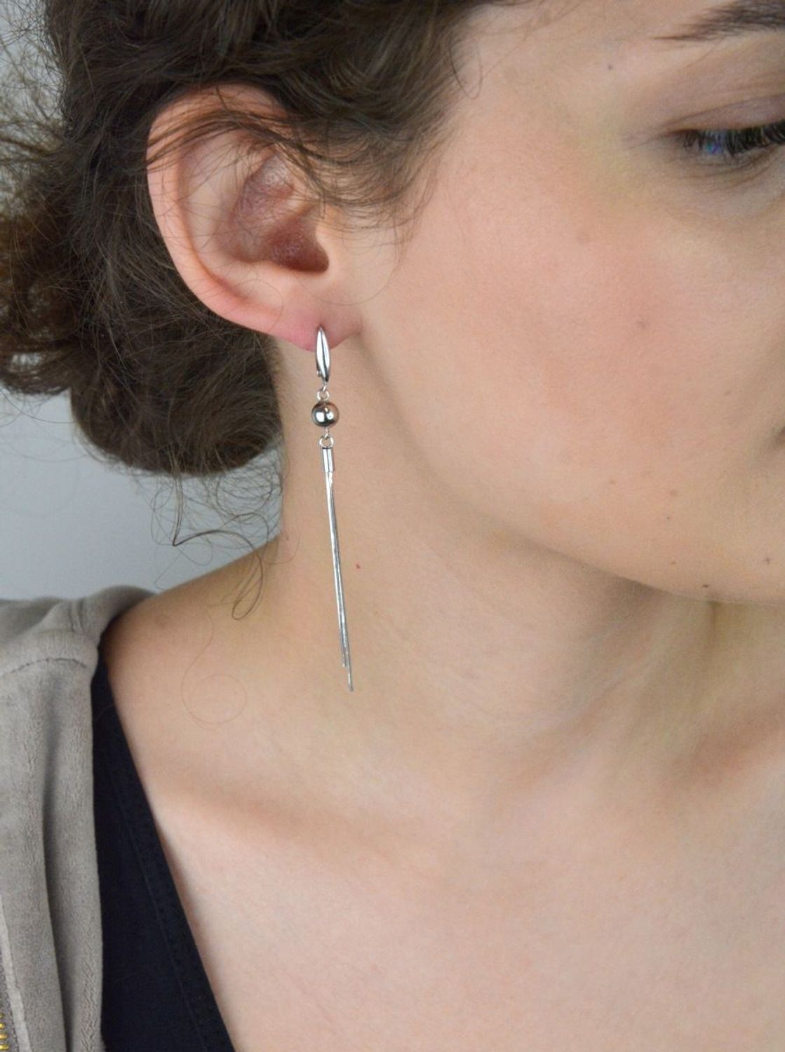 Efektowne kolczyki damskie wiszące wykonane ze srebra próby 925, model DIA-KLC-8291-925. Delikatne niteczki o długości 7,5 cm, z wygodnym zapięciem angielskim. Waga 4,40 g.1.jpg