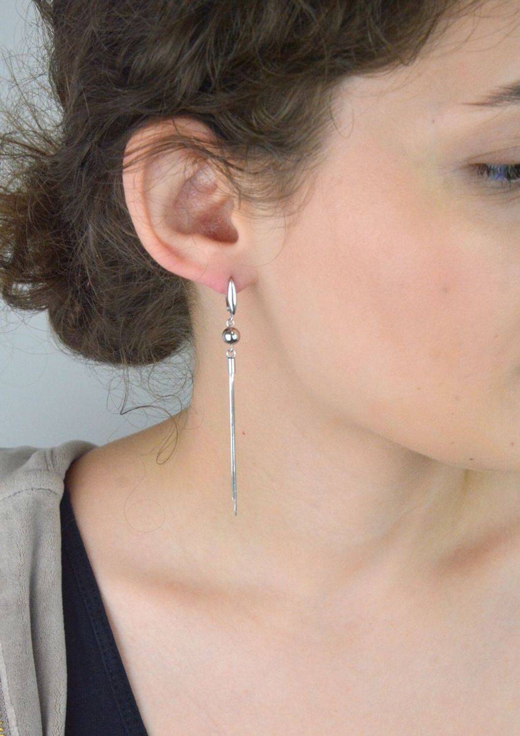 Efektowne kolczyki damskie wiszące wykonane ze srebra próby 925, model DIA-KLC-8291-925. Delikatne niteczki o długości 7,5 cm, z wygodnym zapięciem angielskim. Waga 4,40 g.1.jpg