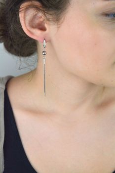 Efektowne kolczyki damskie wiszące wykonane ze srebra próby 925, model DIA-KLC-8291-925. Delikatne niteczki o długości 7,5 cm, z wygodnym zapięciem angielskim. Waga 4,40 g (1).JPG