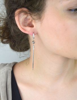 Efektowne kolczyki damskie wiszące wykonane ze srebra próby 925, model DIA-KLC-8291-925. Delikatne niteczki o długości 7,5 cm, z wygodnym zapięciem angielskim. Waga 4,40 g (2).JPG