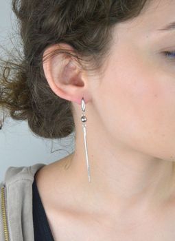 Efektowne kolczyki damskie wiszące wykonane ze srebra próby 925, model DIA-KLC-8291-925. Delikatne niteczki o długości 7,5 cm, z wygodnym zapięciem angielskim. Waga 4,40 g (3).JPG