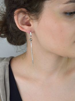 Efektowne kolczyki damskie wiszące wykonane ze srebra próby 925, model DIA-KLC-8291-925. Delikatne niteczki o długości 7,5 cm, z wygodnym zapięciem angielskim. Waga 4,40 g (4).JPG