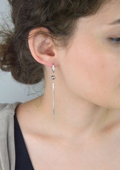 Efektowne kolczyki damskie wiszące wykonane ze srebra próby 925, model DIA-KLC-8291-925. Delikatne niteczki o długości 7,5 cm, z wygodnym zapięciem angielskim. Waga 4,40 g (5).JPG