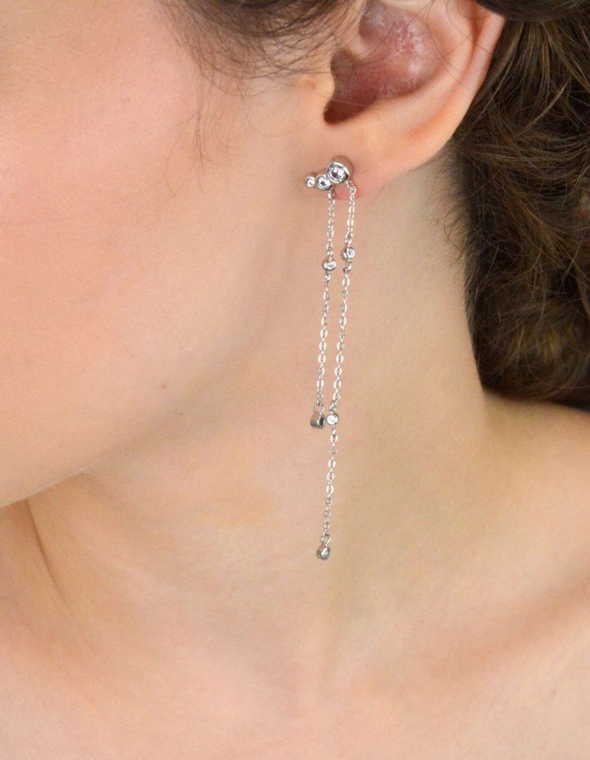 Długie srebrne kolczyki 925 z cyrkoniami umieszczonymi na łańcuszku. Długość 8 cm, zapięcie sztyft. Elegancja i lekkość w jednym dodatku.1.jpg