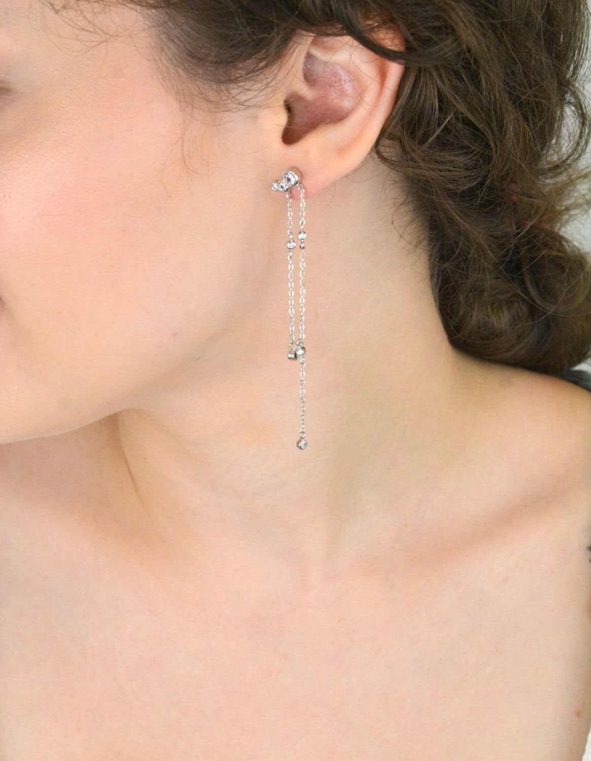 Długie srebrne kolczyki 925 z cyrkoniami umieszczonymi na łańcuszku. Długość 8 cm, zapięcie sztyft. Elegancja i lekkość w jednym dodatku.1.jpg