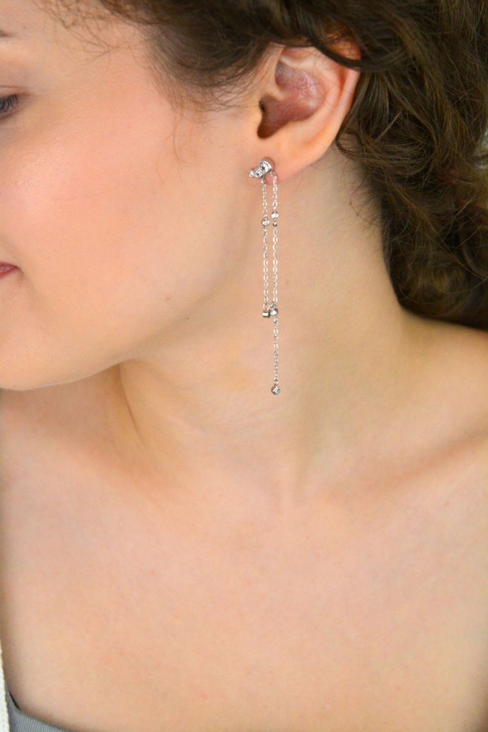 Długie srebrne kolczyki 925 z cyrkoniami umieszczonymi na łańcuszku. Długość 8 cm, zapięcie sztyft. Elegancja i lekkość w jednym dodatku.1.jpg