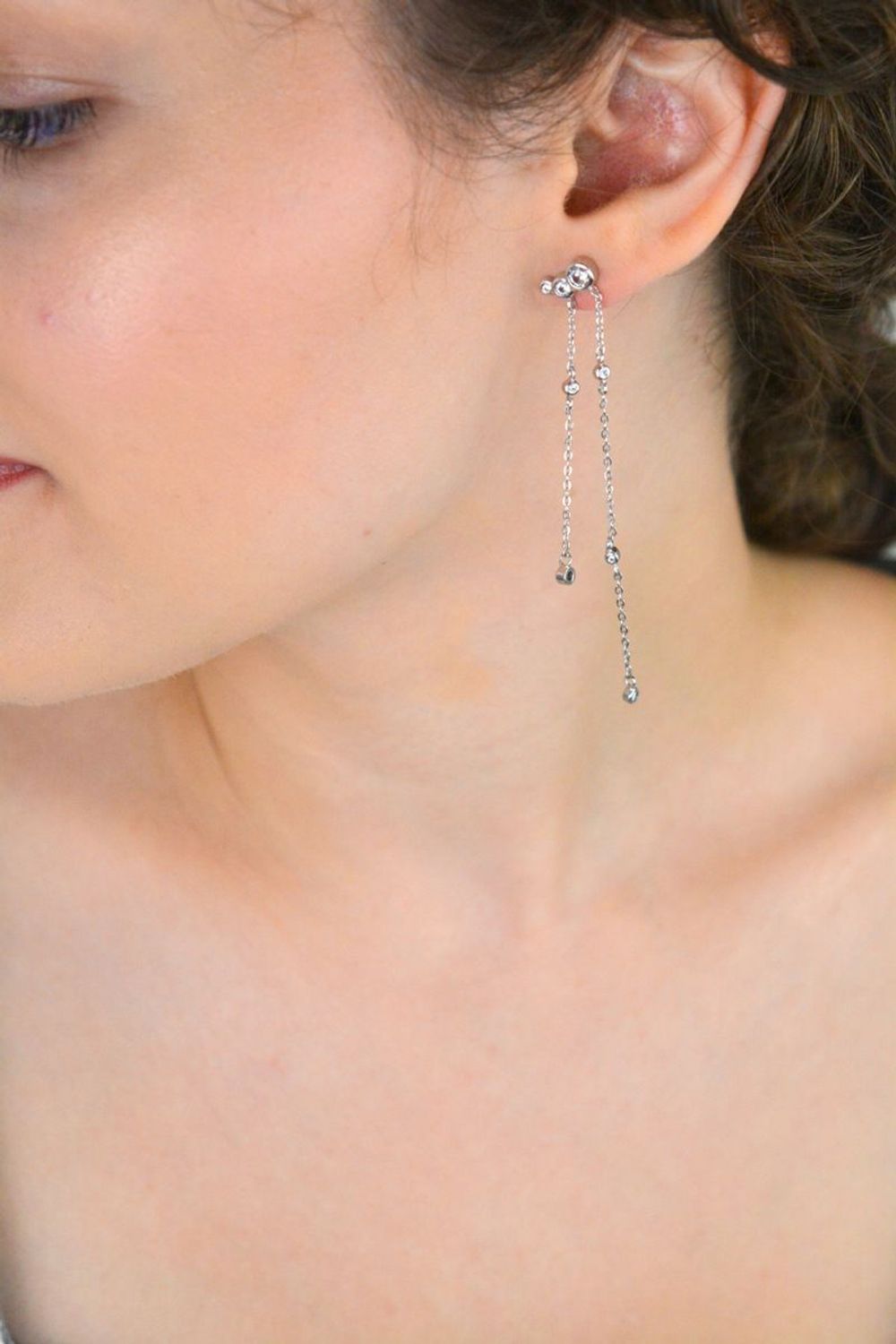 Długie srebrne kolczyki 925 z cyrkoniami umieszczonymi na łańcuszku. Długość 8 cm, zapięcie sztyft. Elegancja i lekkość w jednym dodatku.1.jpg