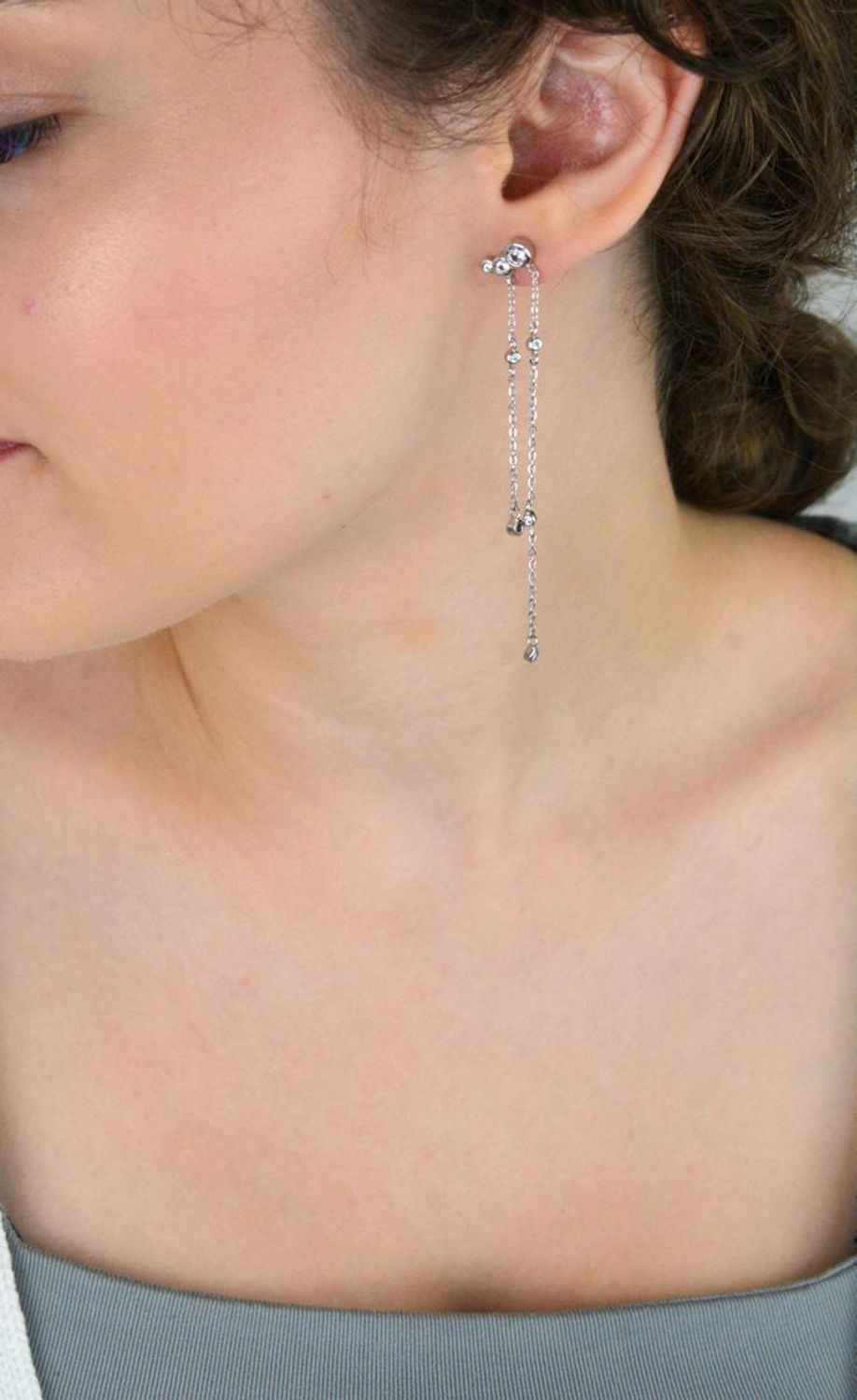 Długie srebrne kolczyki 925 z cyrkoniami umieszczonymi na łańcuszku. Długość 8 cm, zapięcie sztyft. Elegancja i lekkość w jednym dodatku.1.jpg