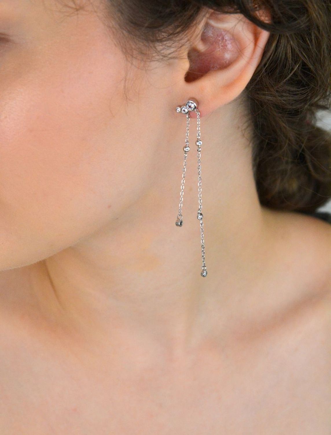 Długie srebrne kolczyki 925 z cyrkoniami umieszczonymi na łańcuszku. Długość 8 cm, zapięcie sztyft. Elegancja i lekkość w jednym dodatku.1.jpg
