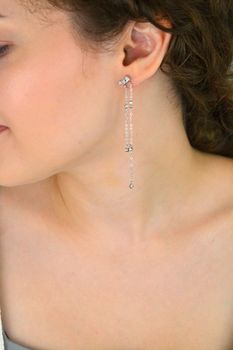Długie srebrne kolczyki 925 z cyrkoniami umieszczonymi na łańcuszku. Długość 8 cm, zapięcie sztyft. Elegancja i lekkość w jednym dodatku (3).JPG